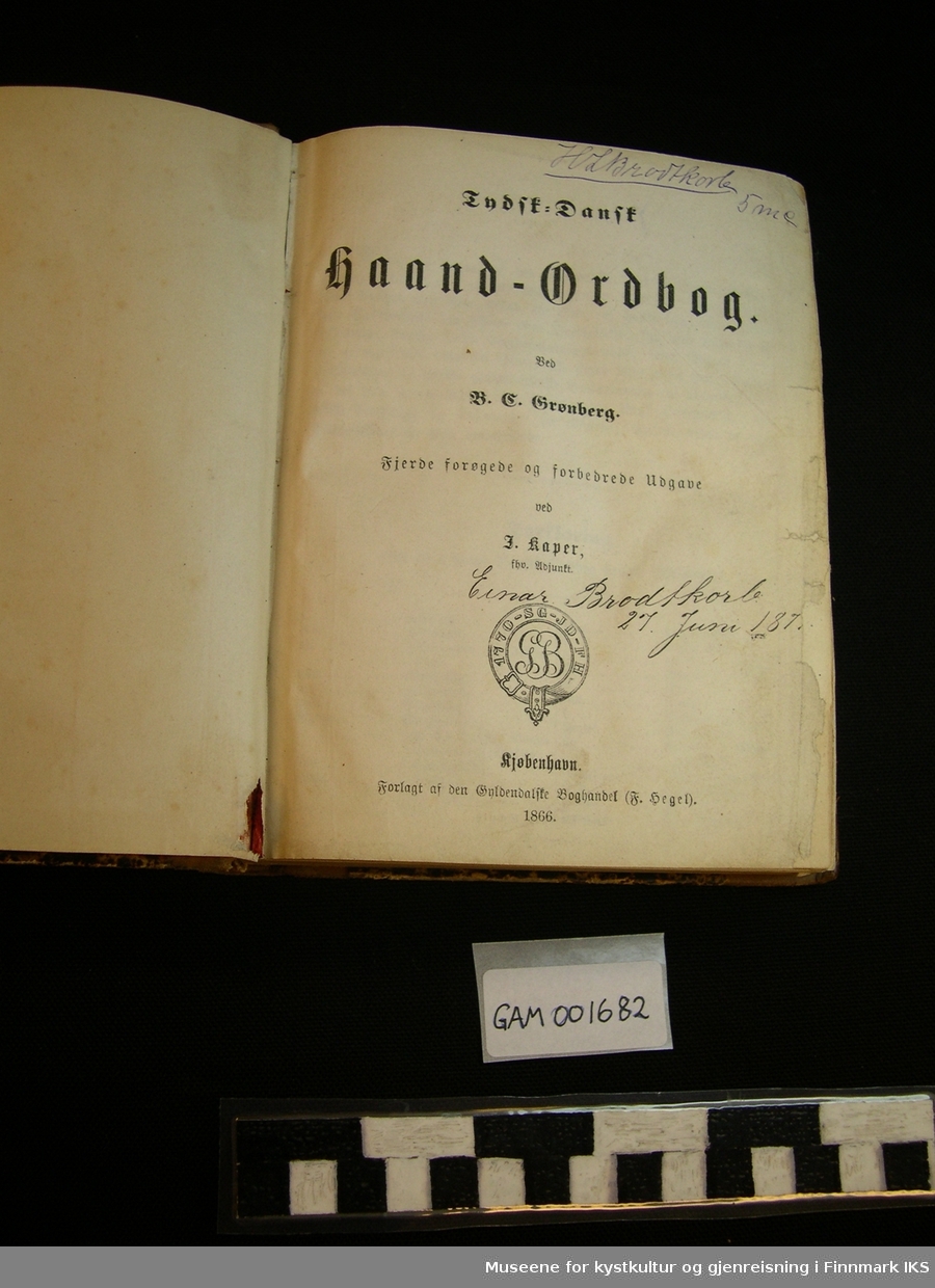 Tysk- dansk ordbok. Ved B G. Grønberg. Fjerde forøgede og forbedrede Udgave. Ved J. Kaper, fhv. adjunkt. Kjøbenhavn. Forlagt av den Gyldendalske Boghandel ((F.Hegel).1866. 