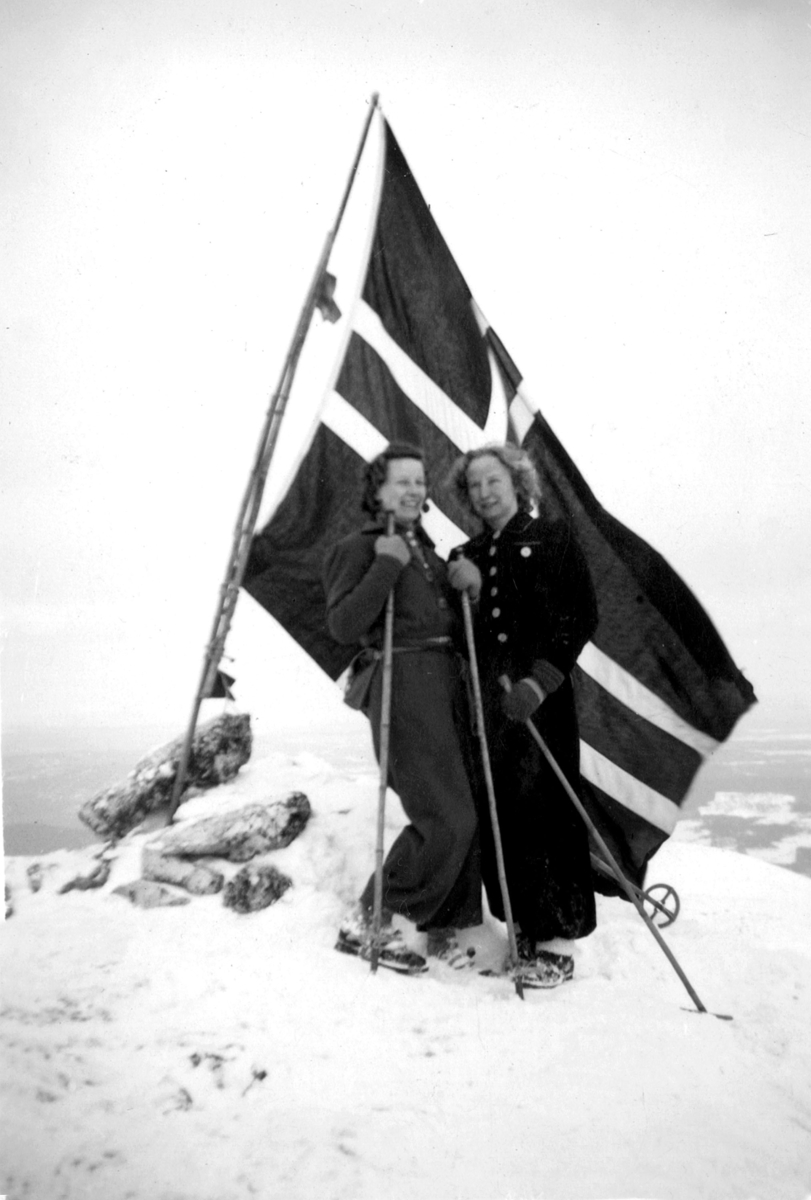 To damer med stort norsk flagg