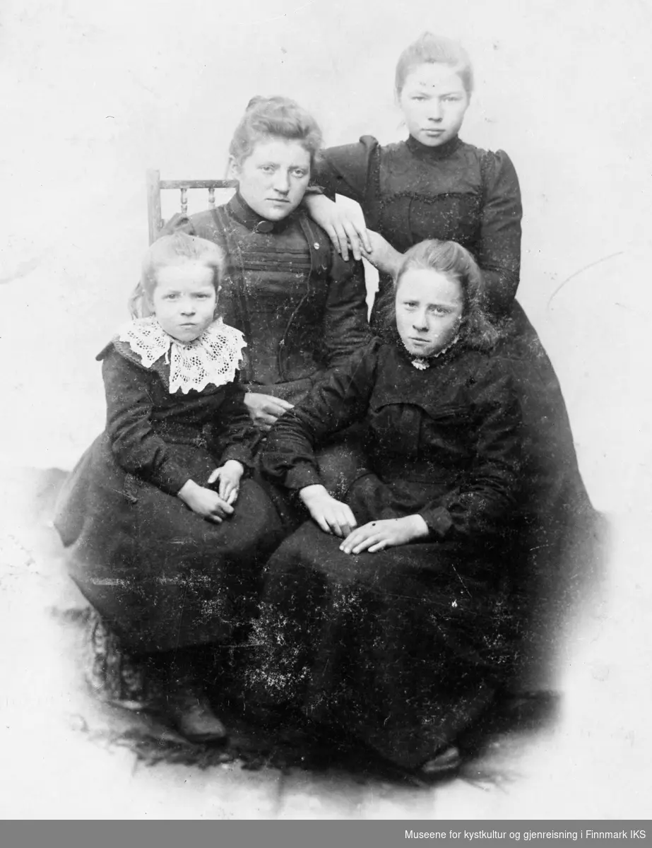 Thomas og Ellen Jakobsens døtre. Fra venstre: Rikarda Sigvarda( stor blondekrave), Olga Hansine(sitter på stol), Jenny Therese(står bak) og Marie Elfrida, ca 1915