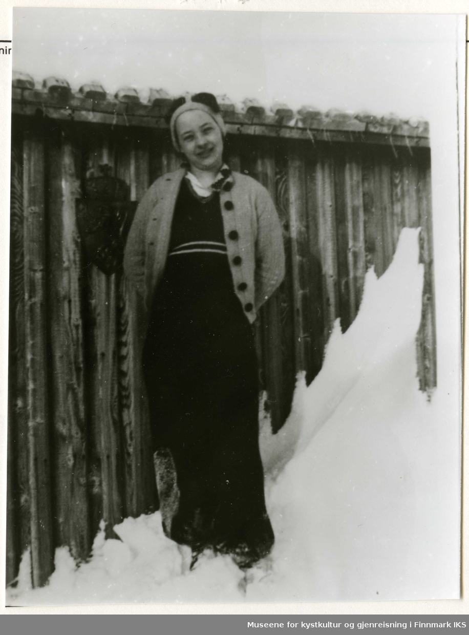 Alfhild Olsen fra Kobbvika foran telegrafhytta. Påsken 1937.