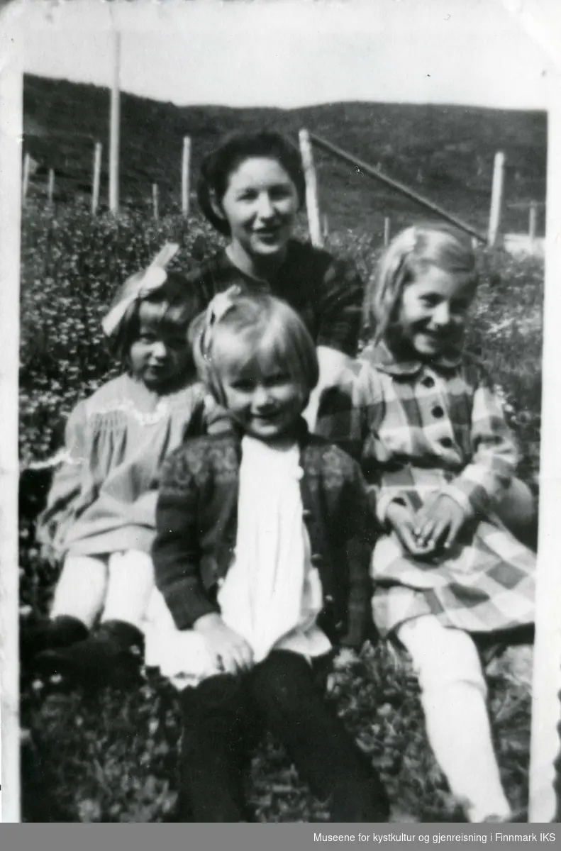 Aud Pedersen med barna Jorunn Mathisen, Ingebjørg og Ranveig Ramberg. Risfjorden. Gamvik. 1948/49