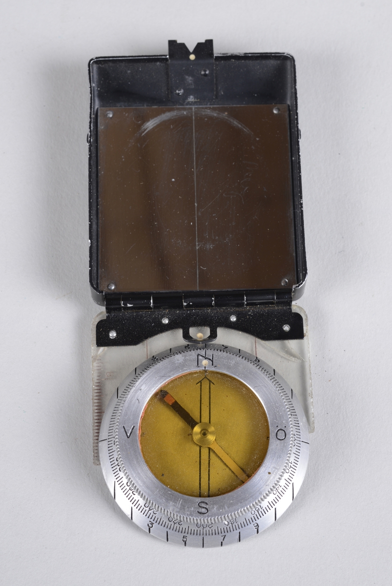 Kompass med beskyttende etui i metall.