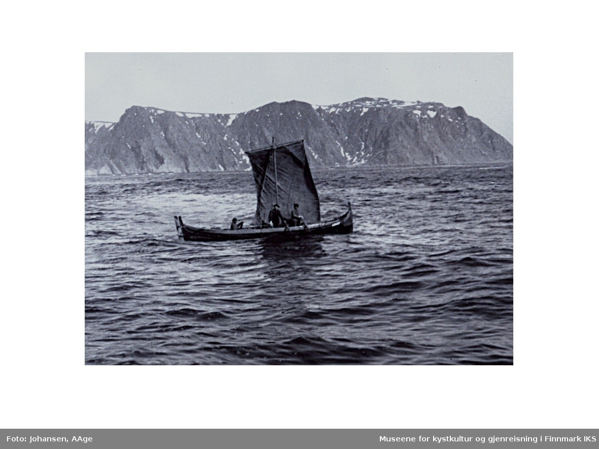 Nordlandsbåt på fiske utenfor Ingøy.