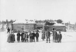 Skoltesamer fotografert i en russisk skoltelandsby,1898 (Øvr