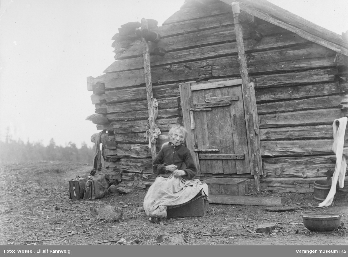 Kvensk kone ved Nautsjokki, Pasvik. Kristine Ärillä er 106 år på bildet og regnes som stammor til omtrent hele den kvenske befolkningen i Pasvik.