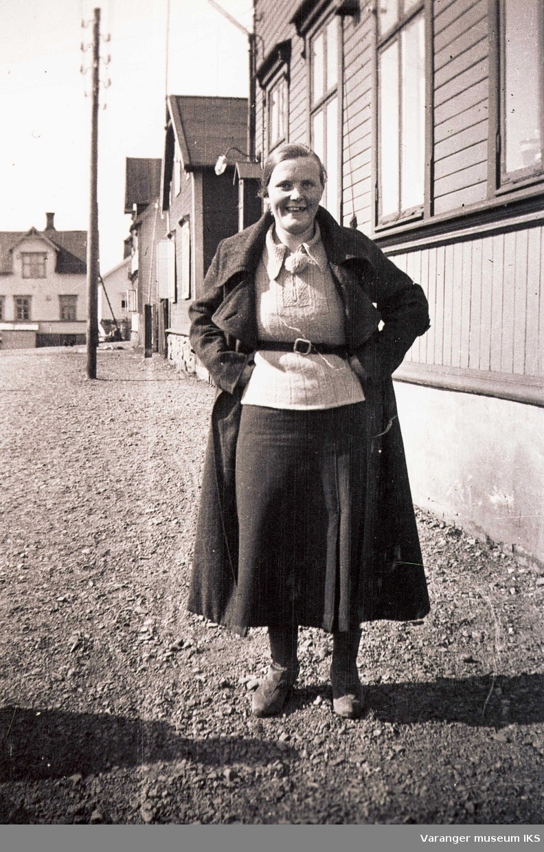 Ida Tuomainen på bytur. Ca 1950-tallet