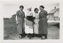 Fire kvinner ved Fønix, mai 1937