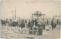 Postkort, fiskearbeid på en av Brodtkorbs kaier i Nordre Våg
