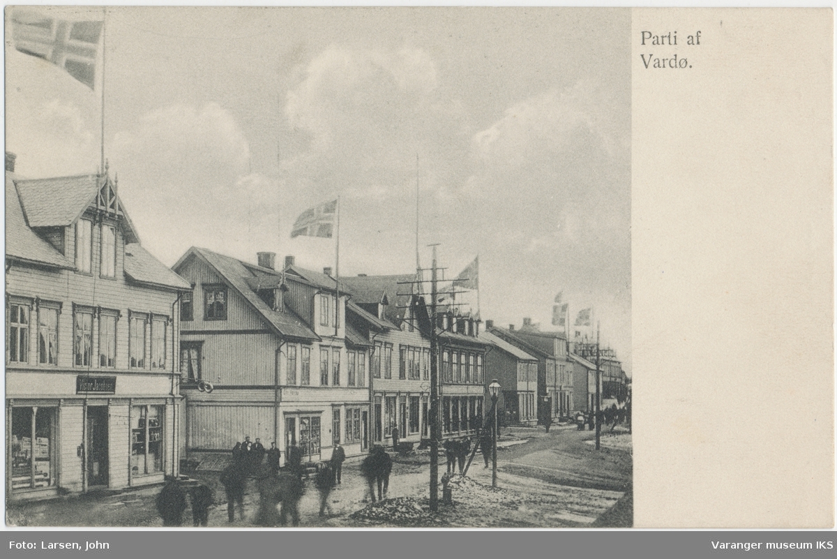 Postkort, Strandgata sett mot sør, antatt 17. mai