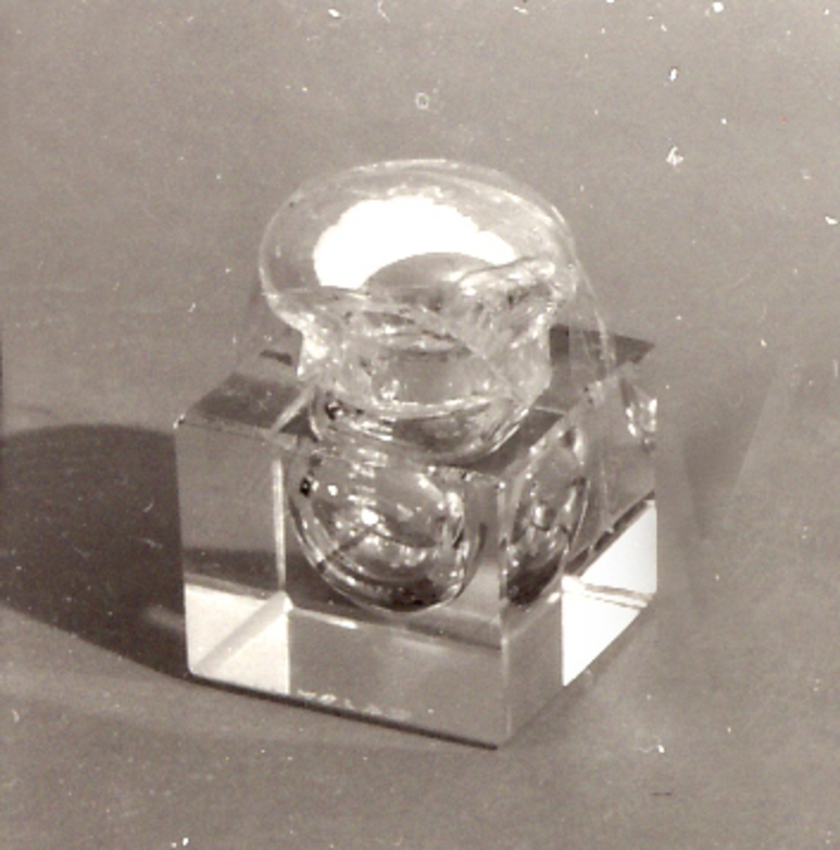 Firkantet beholder av krystall, med avrundet propp.