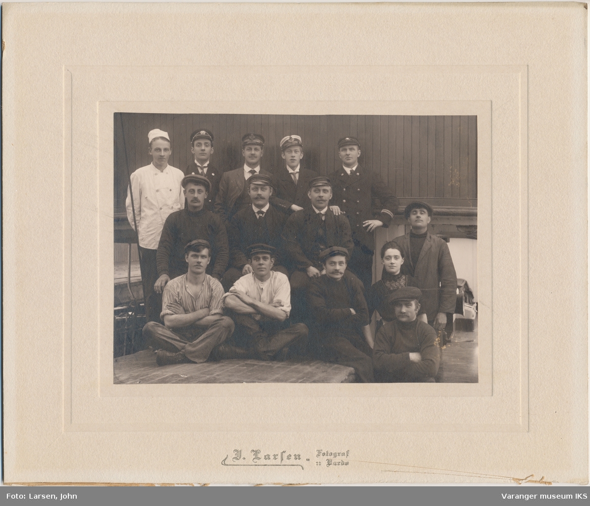 Gruppeportrett, mannskap og to postekspeditører på D/S Tanahorn, før 1916