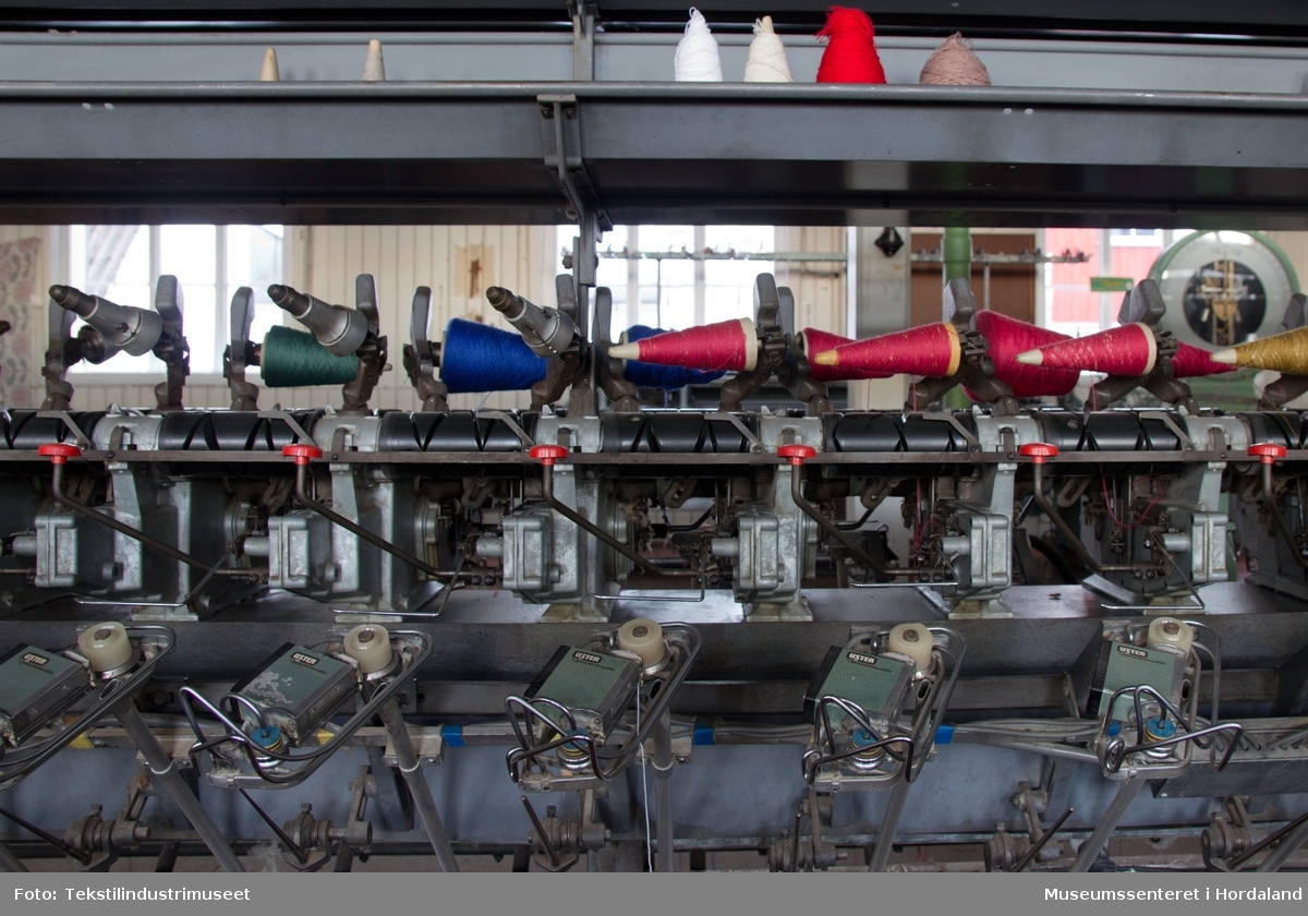 Spolemaskin med plass til 120 koner (60 på kvar side), elektrisk motor på eine sida, og støvsugar på den andre (støvsugarposen ligg øvst langs heile maskina, og det er små "sug" ved kvar kone som går ned under maskina.

Støvsugar: Sultzer Filex-Feinfilter, Winterthur/Suisse