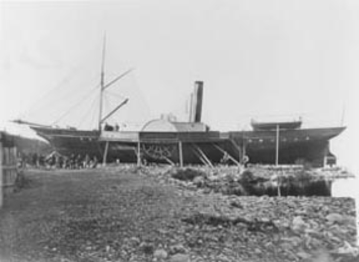 D/S Dronningen på slipp ved Hågåfeten, litt sør for Lillehammer brygge, ca. 1865. Dampbåt. Mjøsbåt på bedding