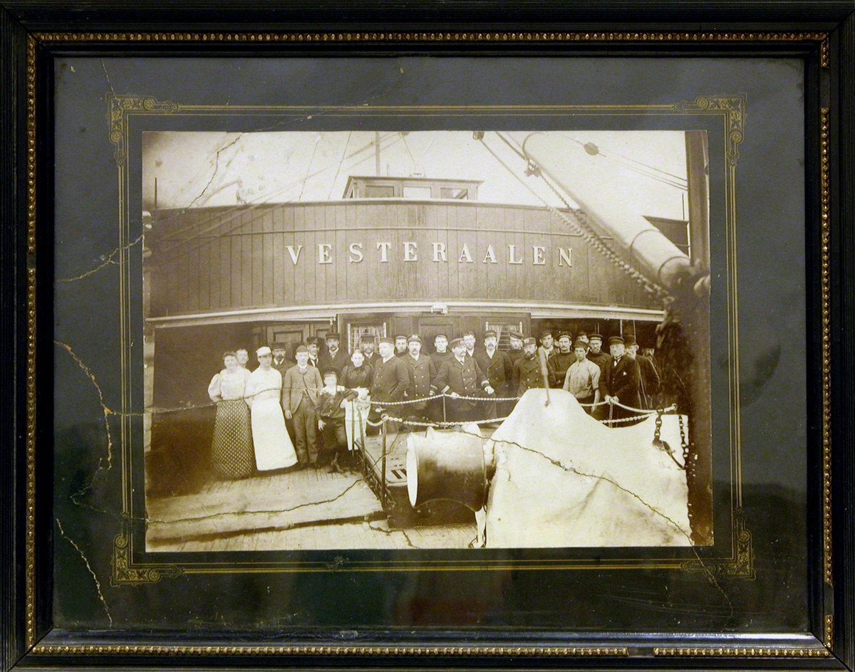 Besetningen, menn og kvinner, på hurtigruteskipet D/S "Vesteraalen", stående på skipsdekket på dens første tur 3.juni 1893.
