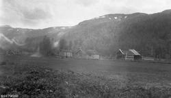 Gardsbruket Kjosmo i Målselv i Troms.  Fotografiet viser tun