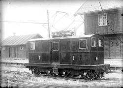 Westinghouse lokomotiv nr. 1 på linjen ved Orkanger stasjon.