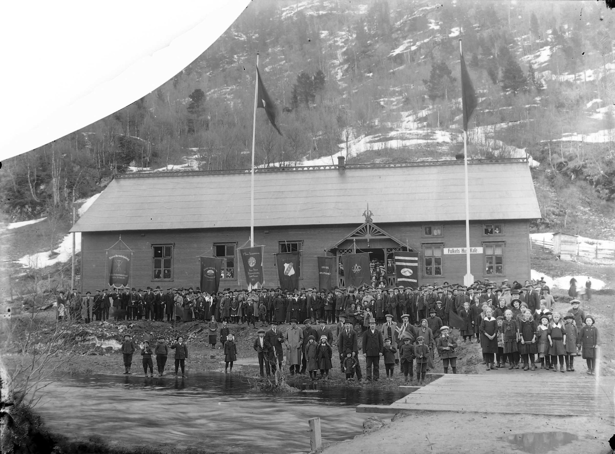 1. mai-feiring i 1916. Samling utenfor Folkets Hus på Løkken Verk.