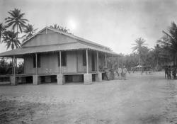 Mosambik 1914. Fra en kokospalmeplantasje. Kontorbygning.