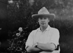 Marentius Thams i tropeutstyr. Kenya eller Uganda.