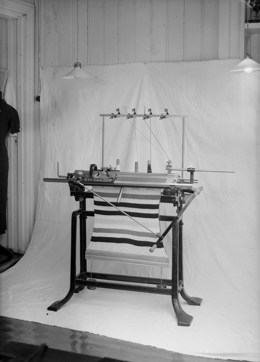 Herkules maskinvev hos Johan Hammer Eftf. A/S sy- og strikkemaskinforretning