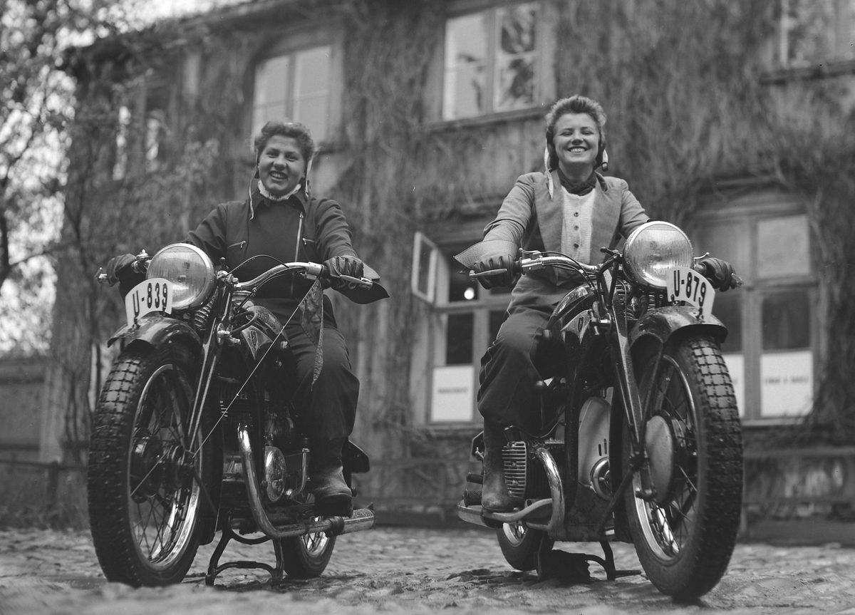 Damer på Zündapp motorsykler fotografert for Ernst Parow