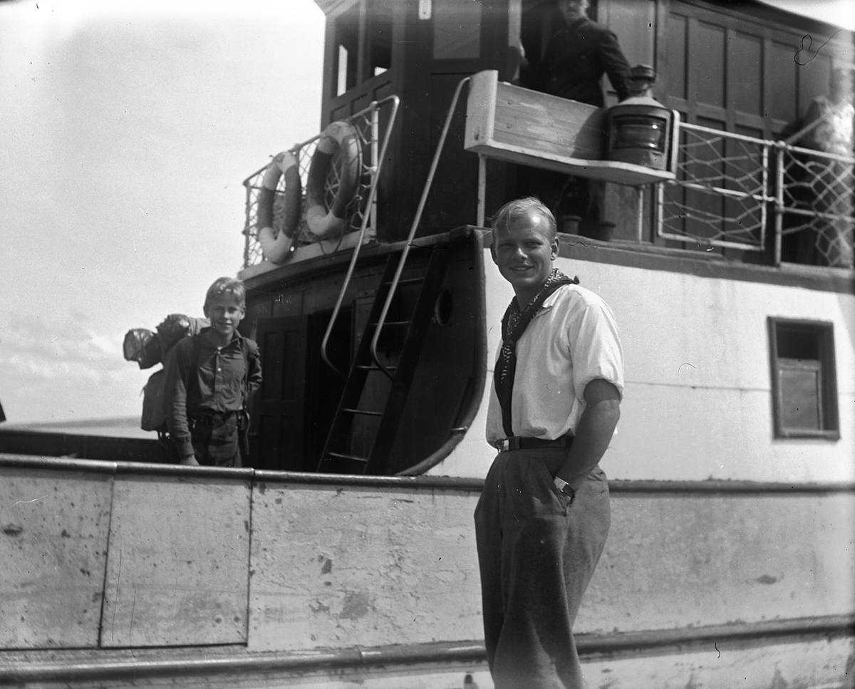 Mann på brygge foran båt. Wilhelm Dybwad. Mjøsbåt på Sundsbrygga, Helgøya.