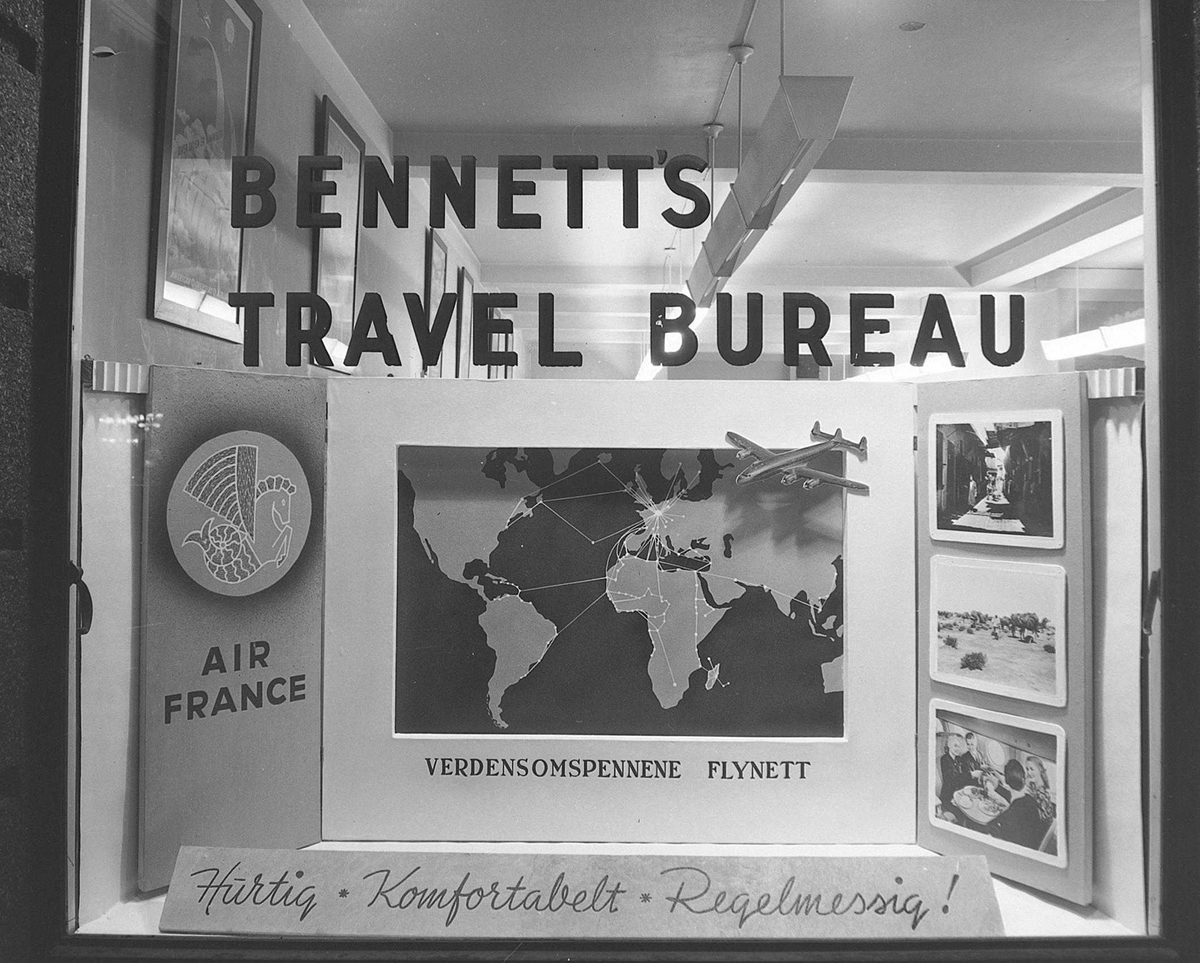 Vindusutstilling hos Bennetts Reisebyrå