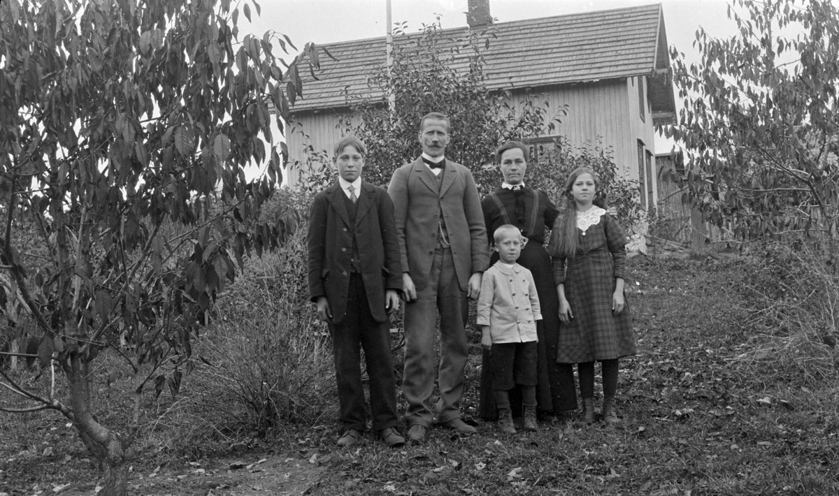 GR: 5, FAMILIEN KREOLINE FAGERLUND, EKSTR: FAGERLUNDSTUA, NES. 
Fra venstre: Petter Fagerlund (1897-1992), Kristoffer Fagerlund (1872-1968), Lars Fagerlund (1907-1979), Kristine Fagerlund (1875-1937), Anna Fagerlund (1901-1951)
