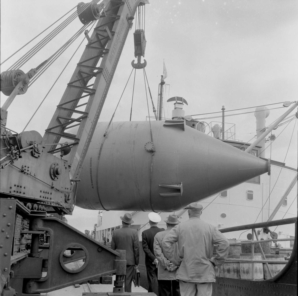 Nordenfjeldske Dampskipsselskab - lossing av tank fra Knut Jarl