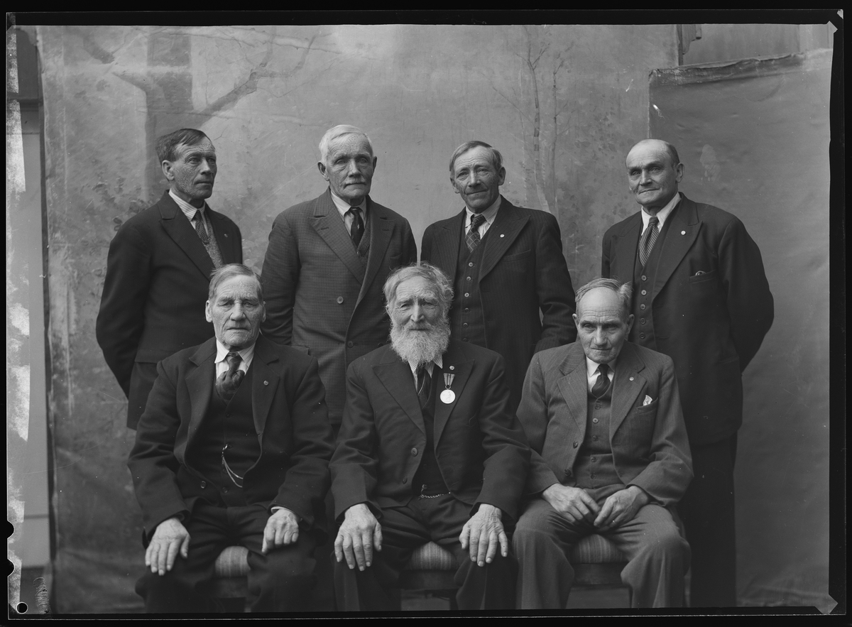Gruppebilde av æresmedlemmer i gruvearbeidernes fagforening ved Røros kobberverk, 1947