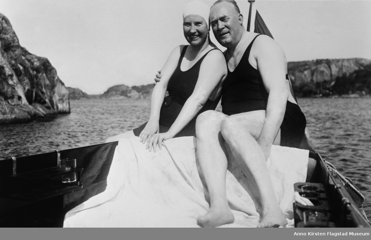 Kirsten Flagstad og ektemannen Henry Johansen i "Nuri" utenfor Strømstad, Sverige, sommeren 1936. Kirsten Flagstad and her husband Henry Johansen on board "Nuri" outside Strømstad, Sverige, summer 1936. 
