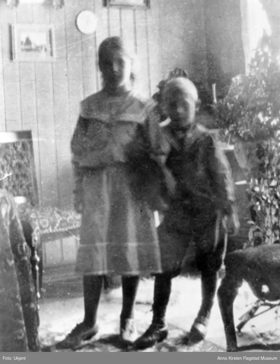 Kirsten Flagstad og hennes bror Ole i i deres hjem "Villa Furua", Vinderen, Oslo 1906. Kirsten Flagstad and her brother Ole in their home "Villa Furua", Vinderen, Oslo 1906. 