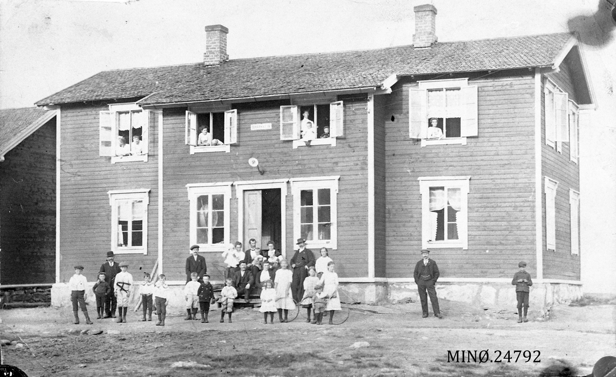 Personer foran boliger Røstvangen