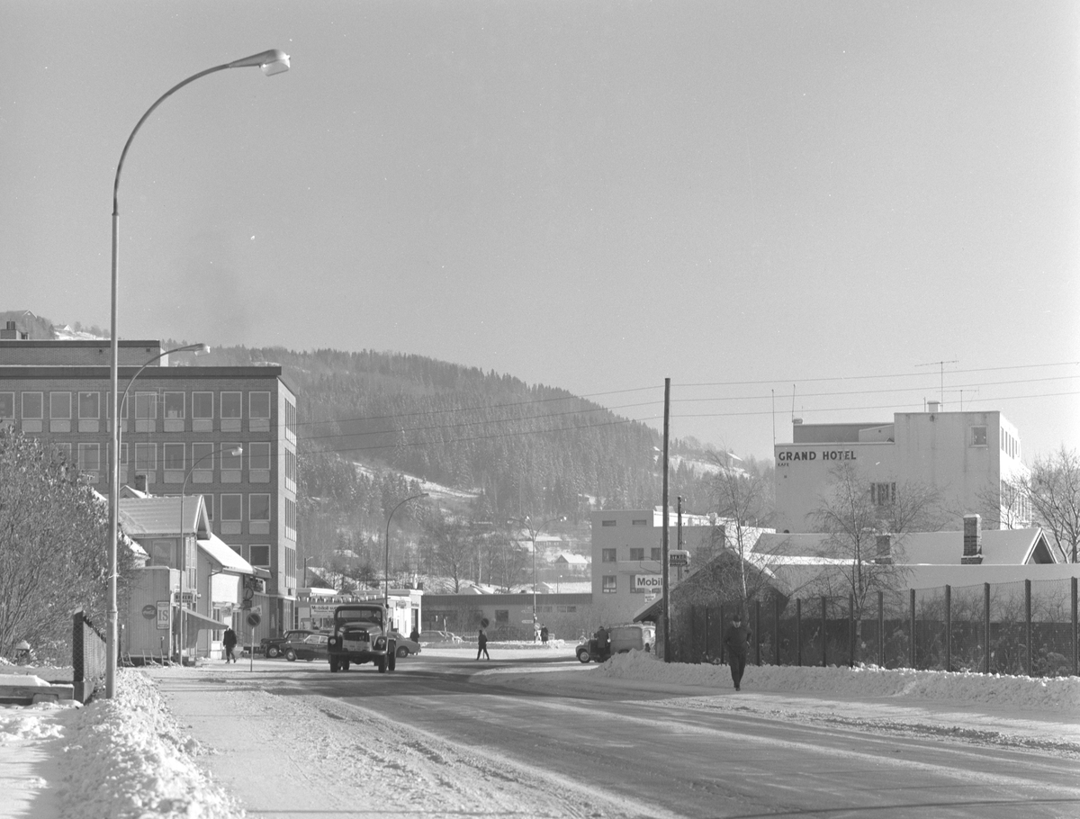 Brumunddal, Ringsakervegen mot sentrum, vinter. 