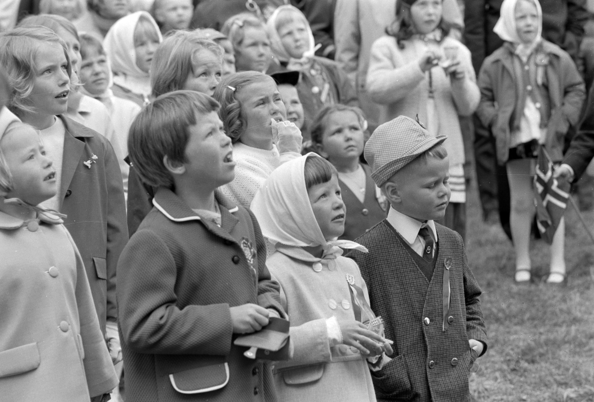 17. mai feiring i Brumunddal. Barnetoget. 1969. Samling i Husebyparken etter skoletoget. 
