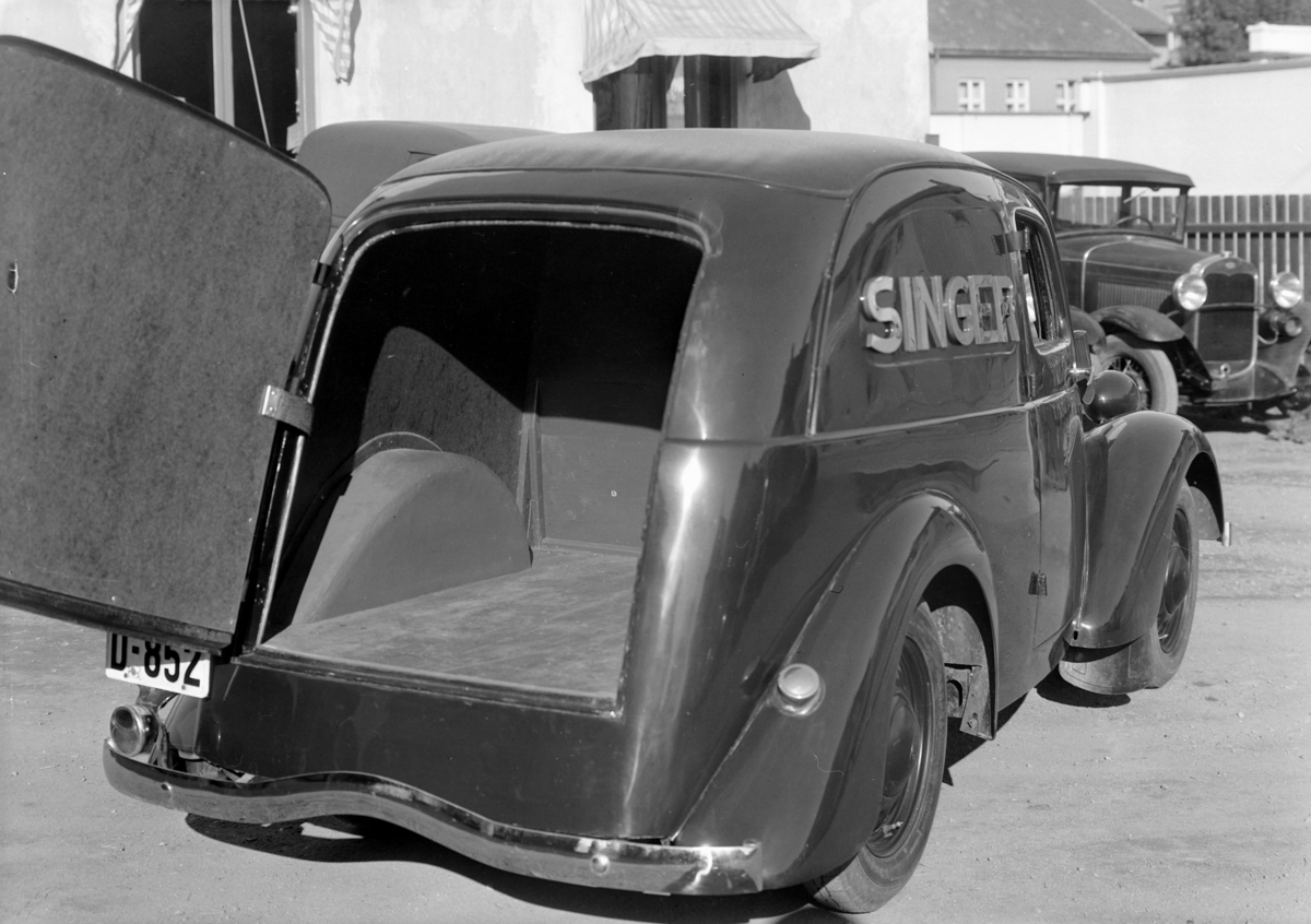Oplandske Auto. Varebil, D-852.  Logo "Singer". Hamar. Tysk Ford Eifel 1937-38.