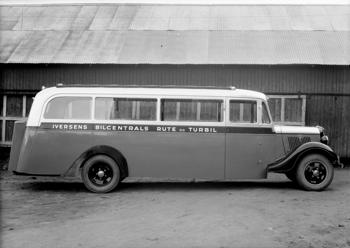 Oplandske Auto. Buss. Iversens Bilcentrals rute og turbil, E-7360. Hamar. 
Ford V8 1935. 