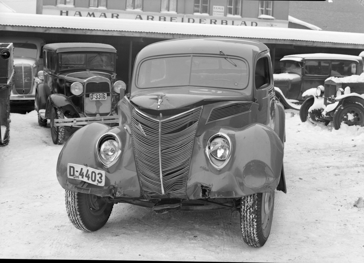 Oplandske Auto. Kolisjonskadet personbil, D-4403. Hamar.  Ford V8 1937. D-3316 bak til venstre er en Ford modell A 1930 som i Bilboken for Norge som det, med eier kirkesanger D. M. Ottesen, Furnes. 