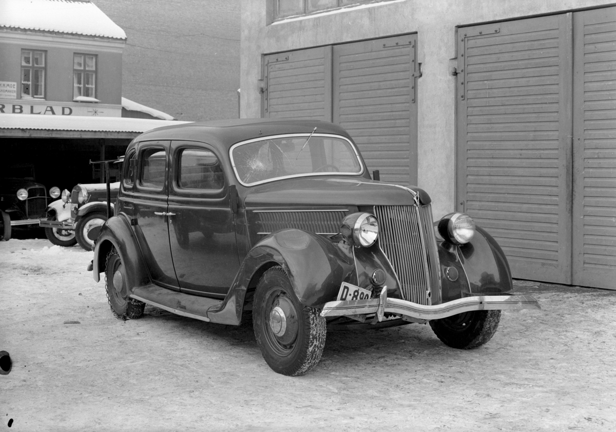 Oplandske Auto, Hamar. Kolisjonskadet personbil. Ford V8 1936. 