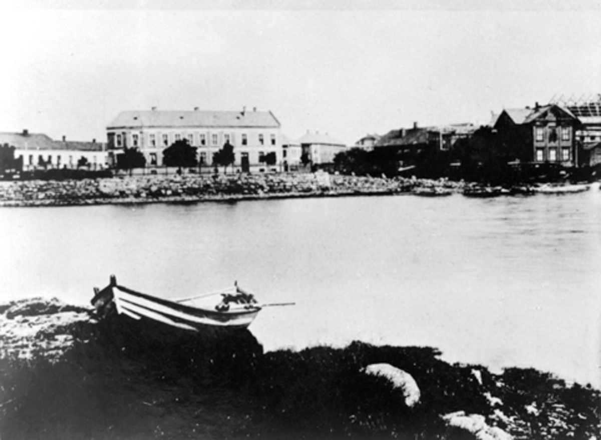 HAMAR, MJØSA, ROBÅT, BEBYGGELSEN I STRANDGATA, 1892
