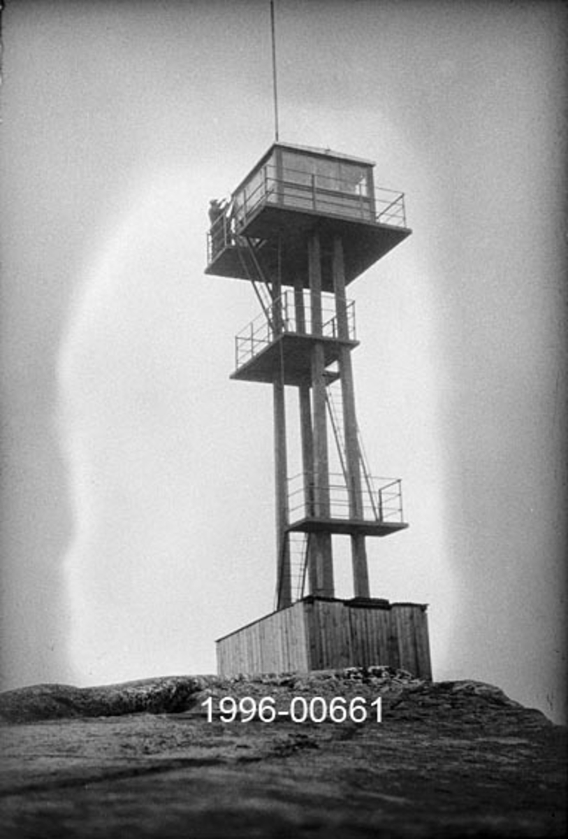 Tårnet på Rafjell skogbrannvakstasjon, øst for innsjøen Nugguren i Brandval, Hedmark.  Tårnet ligger 585 meter over havet.  Det ble bygd 1934 etter initiativ fra Brandval skogråd og med økonomiske tilskudd fra forsikringsselskapet Skogbrand.  Eier var Brandval kommune, som seinere er sammenlått med Kongsvinger.  Tårnet er utført i armert betong og står på ei bergflate. Det har fire loddrette bein eller pilarer som gir tårnet et rektangulært grunnplan, der det etter fotografiet å dømme inngår et rektangulært rom med inngang i den ene kortenden.  Adkomsten til utkikksstedet på toppen skjer via jernstiger og to plattformer med jernrekkverk, den nedre er støpt rundt to av pilarene, den øvre rundt alle fire.  På toppen står ei rektangulær utkikkshytte på en noe utkraget plattform med jernrekkverk.  Ved ett av hyttas hjørner er det reist ei stang.  Ut fra negativet er det vanskelig å ta stilling til om dette er ei flaggstang eller en lynavleder.  Fotografiet er tatt på en viss distanse og viser hele tårnet. 

Rafjelltårnet var bemannet i tørkeperioder sommerstid og inngikk i den regionale brannberedskapen i regionen fram til og med 1977-sesongen.  Kommunene Brandval, Vinger og Grue bidro til å finansiere dette tilsynet.  I 1935 ble det laftet ei tømmerhytte like ved tårnet, som overnattingssted for brannvaktene.  Fra og med 1978 overtok småflyentusiaster skogbranntilsynet.  Vakthytta ble ødelagt ved en brann i 1982.  Femten år seinere fikk Hokåsen utmarkslag laftet ei ny hytte med tanke på friluftsfolk som har Rafjellet som turmål.  Etter at skogbrannvaktholdet fra Rafjellet oppførte fikk tårnet i 1980 en ny funksjon som «mast» for politiets, tollvesenets og Røde Kors’ radiokommunikasjon.  Mange innså at brannvakttårnet var et interessant kulturminne, men det var uklart hvem som hadde vedlikeholdsansvar.  Tidlig på 2000-tallet anslo et ingeniørfirma at tårnet hadde et oppussingsbehov som ble kalkulert til 230 000 kroner.  Tiltak ble iverksatt med midler fra flere instanser, men med Kongsvinger kommune som hovedbidragsyter.