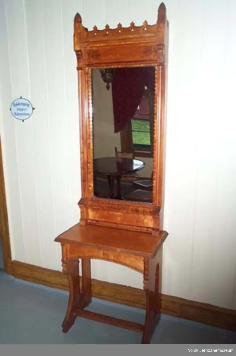 Møblement for dameventeværelse : speil