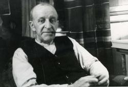 Mann med pipe i stue