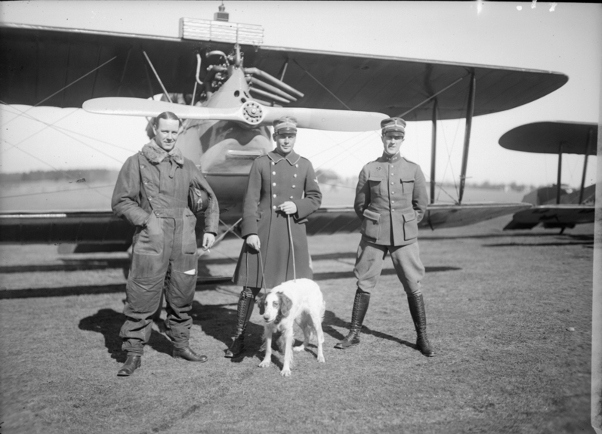 Porträtt av tre löjtnanter och en hund framför flygplan Phönix C.I. på Malmen.