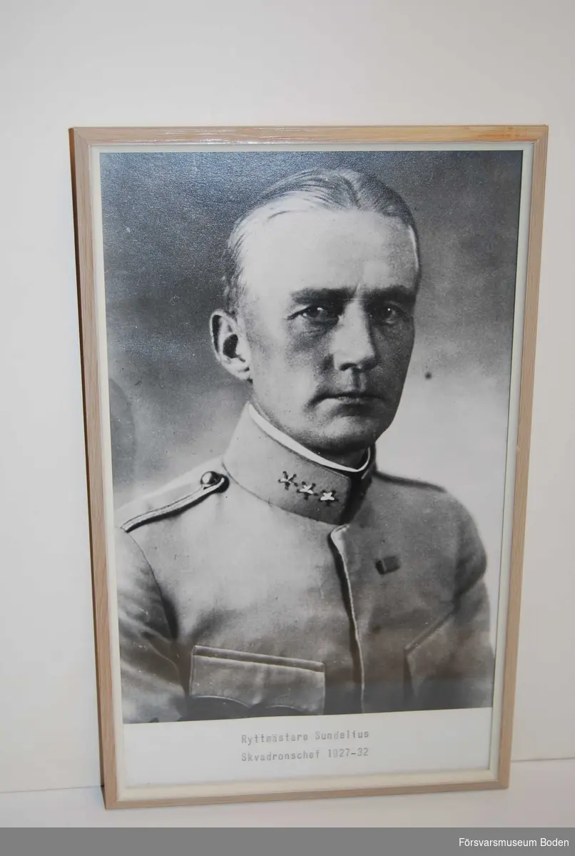 Inramat, avsett att hängas på vägg. Ryttmästare Stig Salomon Sundelius var skvadronschef vid K4B, Boden 1932-1936.
