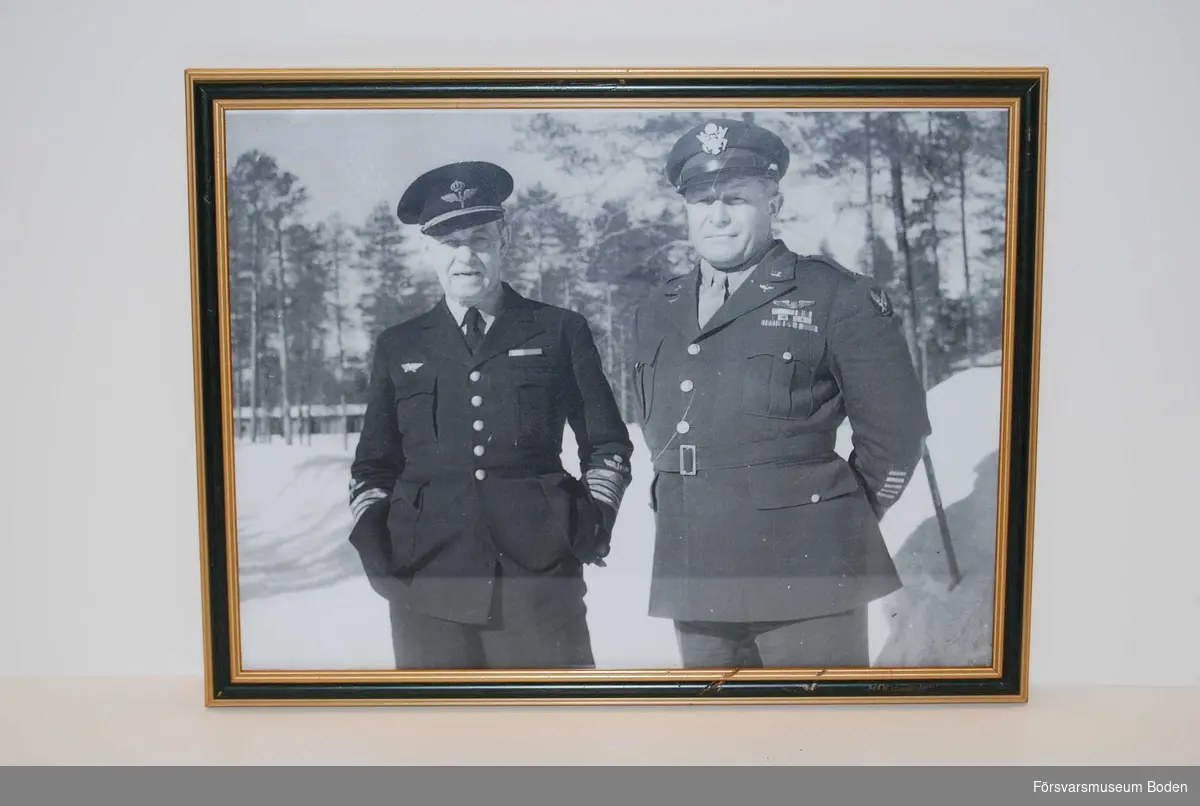 Inramat fotografi föreställande flottiljchefen vid F 21 överste Gösta von Porat (till vänster) tillsammans med överste Bernt Balchen, USA. 