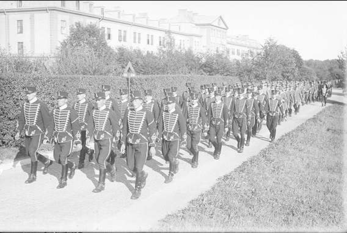 Regementet på vägen söder om K 3 kasern på marsch mot soldathemmet för gudstjänst. Soldaterna iförda uniform m/1895.