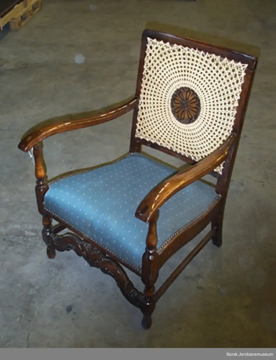 Møblement fra det kongelige venteværelse på Oslo Ø : stol
