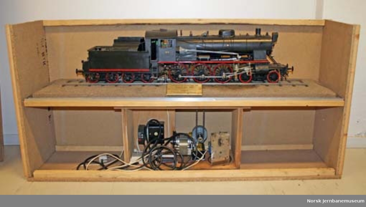 Modell av damplokomotiv NSB type 30b nr. 353 : modellen