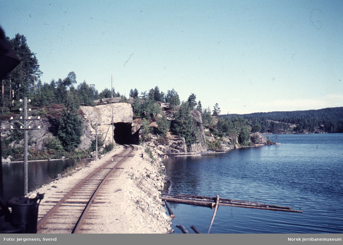 Utsikt fremover fra lokomotivet i godstog 5661, nordover mot Gåseflå tunnel